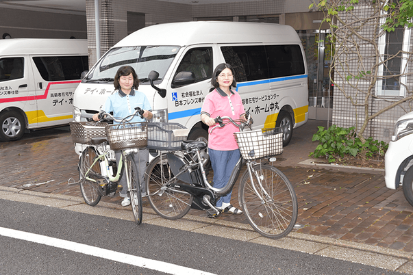 自転車を持つスタッフ