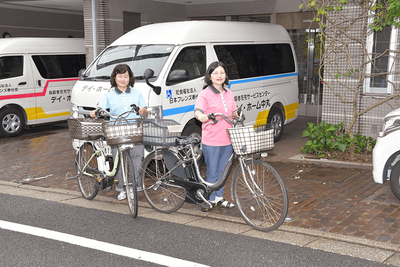 自転車を持つスタッフ