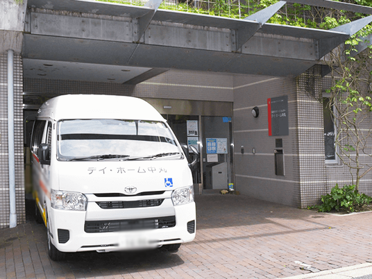 送迎車付きの玄関