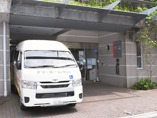 送迎車付きの玄関