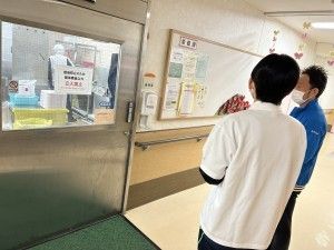 廊下の受付窓口  