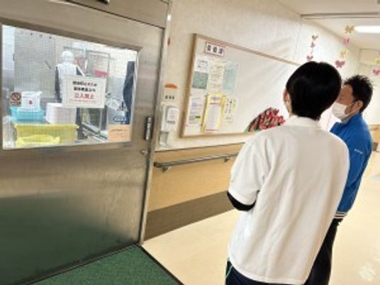 廊下の受付窓口  