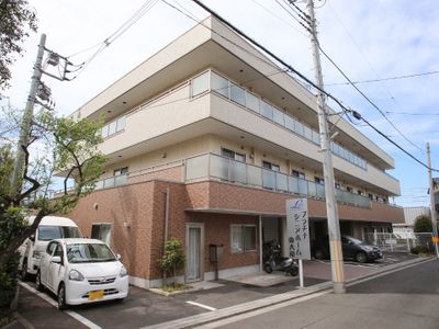 明るい外観の建物