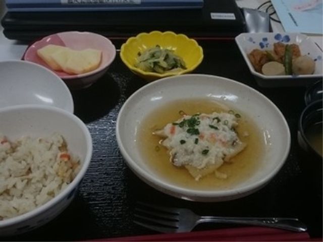 彩り豊かな食事の様子 食事 栄養バランスを考えた色とりどりの料理が並び、食べることが楽しみになるような食事環境です。