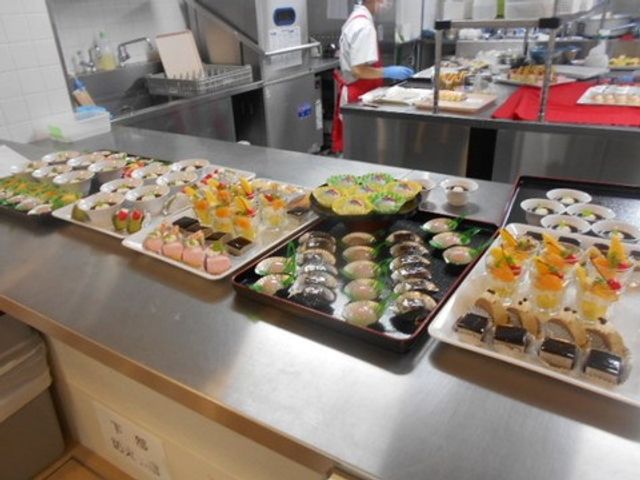 彩り豊かな料理の並ぶキッチン イベント 厨房で丁寧に準備されたバラエティに富んだお食事です。見た目も鮮やかで、食べることが楽しみになります。