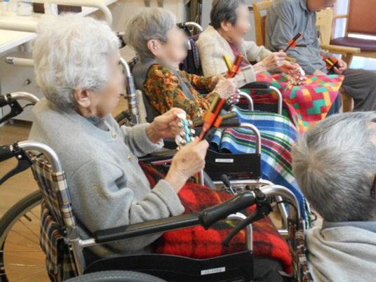 椅子に座る高齢者グループ