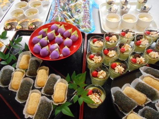 彩り豊かなイベント料理 イベント 手作り感のあふれる食事は、目にも楽しむこころも和む工夫がされており、共に働く職場環境の温もりを感じられます。