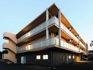施設のモダンな外観