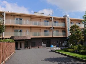 明るい外観の建物