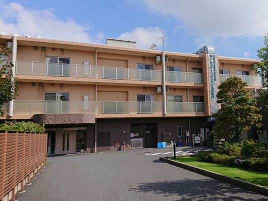 明るい外観の建物