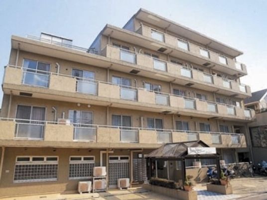 多階層の建物の外観