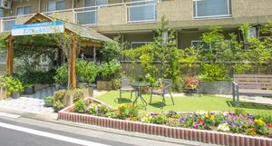 多階層建築のエントランス前