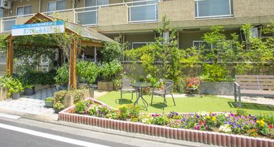 多階層建築のエントランス前