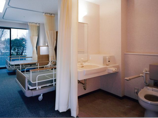 明るい居室の一角 居室 ゆとりのある居室には、洗面台とトイレが完備され、プライバシーに配慮した設計です。窓から自然光が差し込み、心地よい空間をご提供します。