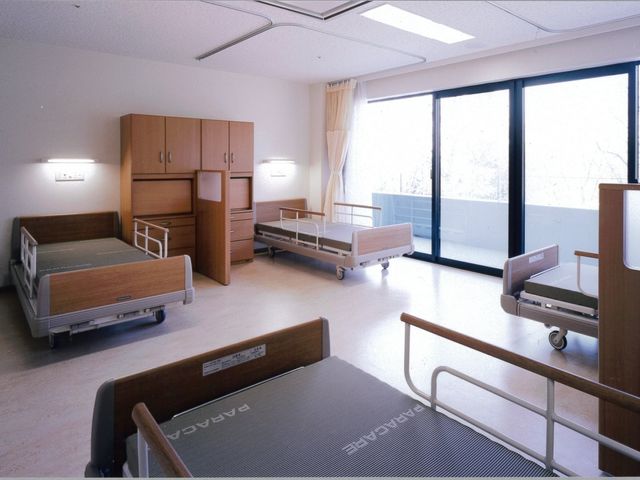 ゆったりした居室 居室 広々とした窓から光が差し込む居室です。個々の空間を確保し、快適な生活が送れる設計になっています。
