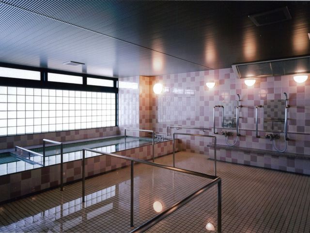 ゆったりとした浴室 浴室 床に滑りにくい工夫が施されたきれいな浴室です。ゆっくりと入浴をお楽しみいただける空間となっております。