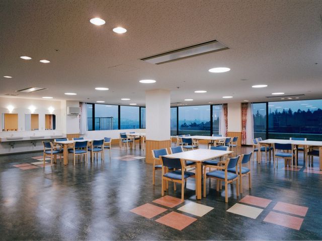ゆとりある食堂空間 食堂 広々とした食堂は、家具が整然と配置されており、明るく開放的な雰囲気です。ゆったりとしたお食事時間を提供します。