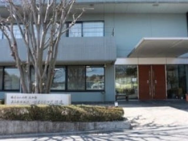 穏やかな雰囲気のエントランス エントランス ゆったりとした時間が流れるエントランスです。広々とした出入り口から自然光が差し込んでいます。