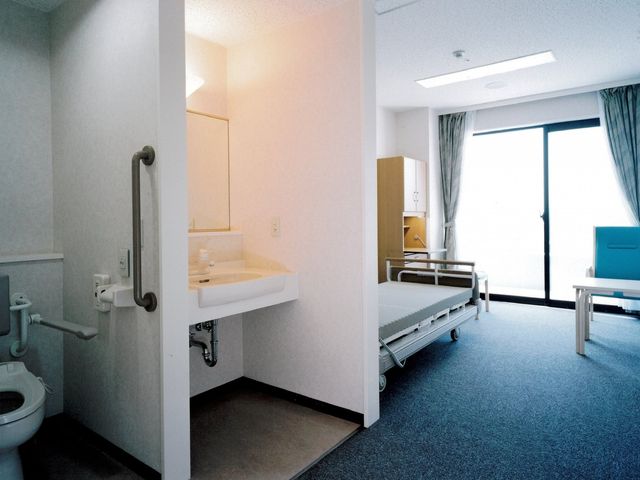 居室の明るい空間 居室 ゆとりのある居室は、ゆったりとした時間を過ごすのに適しています。安心の手すり付きで、日々の生活が快適です。