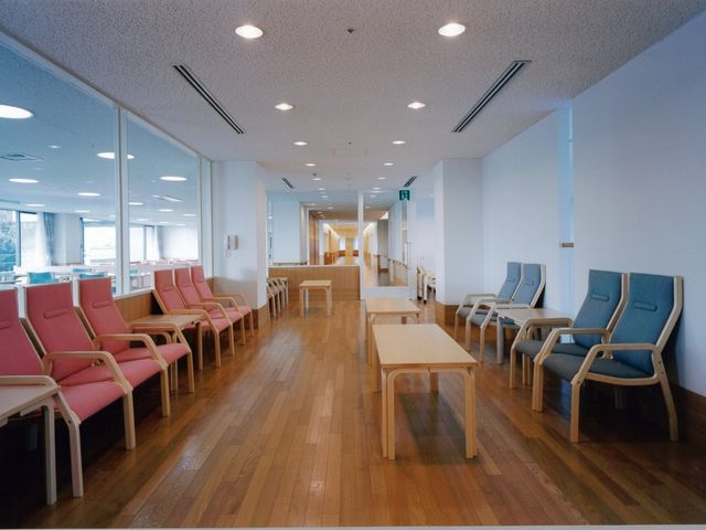 ゆとりのラウンジ風景 ラウンジ 様々な色の快適な椅子が配置された広々とした休憩スペースです。窓からは自然光が差し込み、穏やかな時間が過ごせそうです。