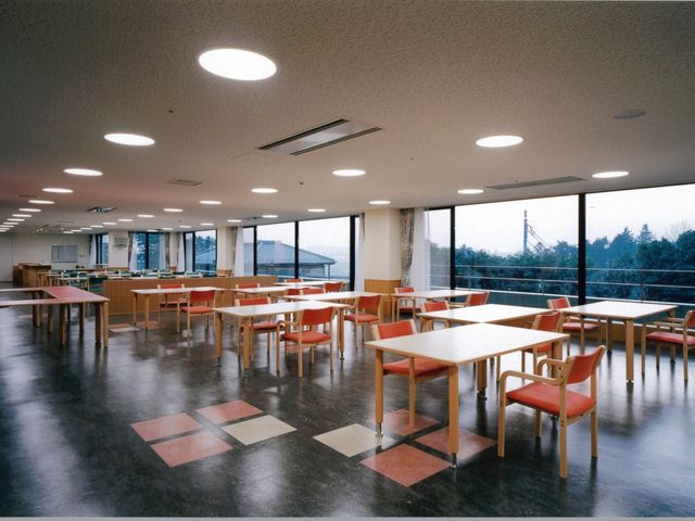 ゆったりとした食堂 ダイニングルーム 広々として明るいダイニングで、窓からは自然の景色を望むことができます。テーブルと椅子が整然と配置され、落ち着いた雰囲気が漂います。