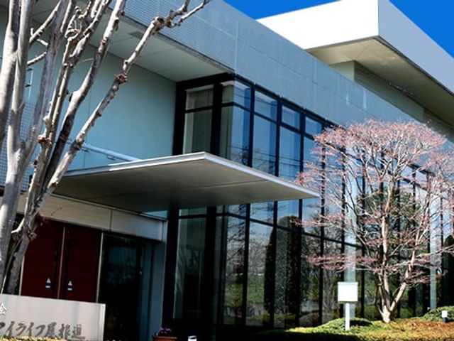 清潔感のある施設の外観 外観 緑豊かな環境の中、明るくモダンな外観がお迎えします。安らぎと活気に満ちた生活がここにあります。