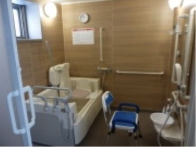 手すり付き清潔な浴室