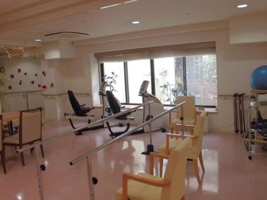 機能訓練室の明るい空間