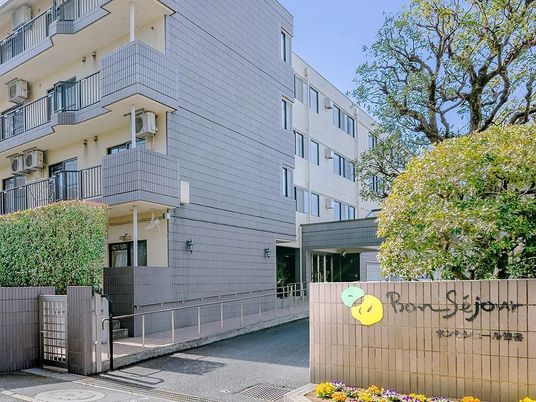 多階層の施設外観