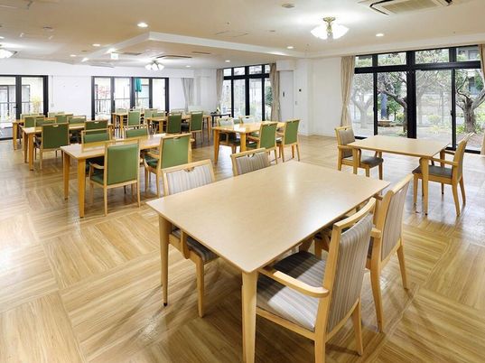 広々とした明るい食堂