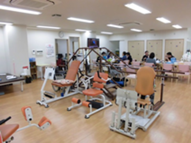 運動器具が並ぶ部屋 機能訓練室 明るい機能訓練室では、豊富な運動器具が設置されており、利用者の方々が体を動かしやすくなっています。
