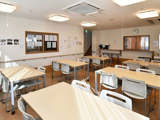 明るい食堂のテーブル  