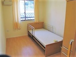 明るい居室の様子