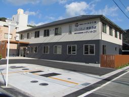 新築っぽい建物の正面