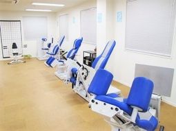 リハビリ機器が並ぶ部屋