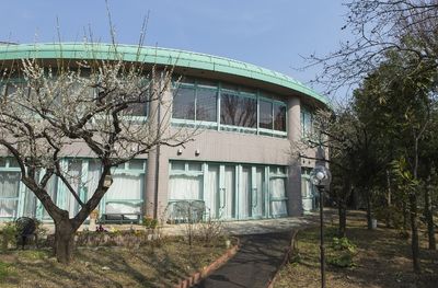 広い庭付きの外観
