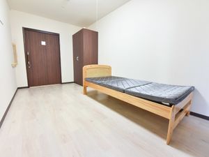 清潔なベッドのある部屋