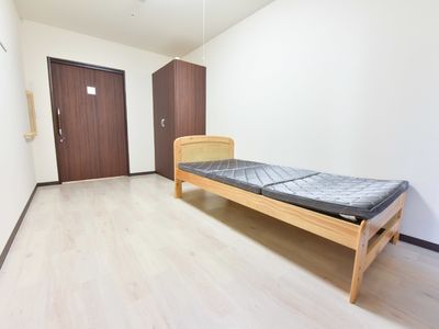 清潔なベッドのある部屋