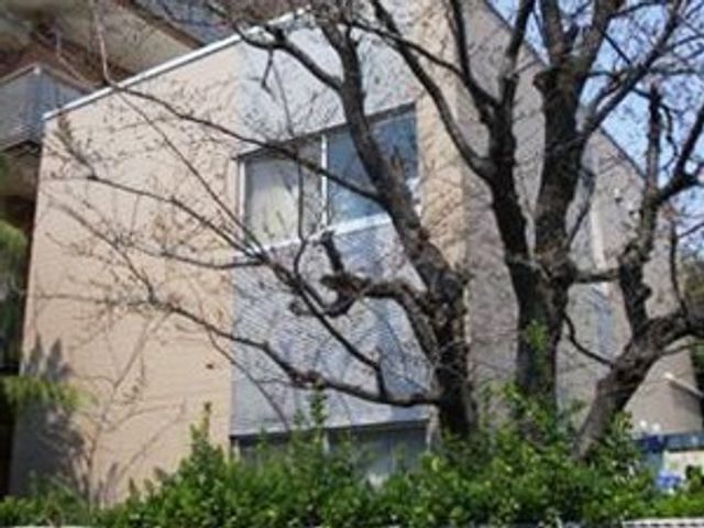 建物外観 外観   木々に囲まれた落ち着いた外観で、窓のある3階建ての建物が見えます。周囲に緑が多く、穏やかな印象です。
