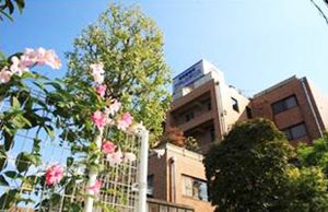 花に囲まれた建物の外観