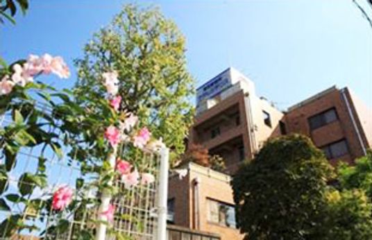 花に囲まれた建物の外観