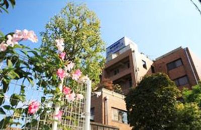 花に囲まれた建物の外観