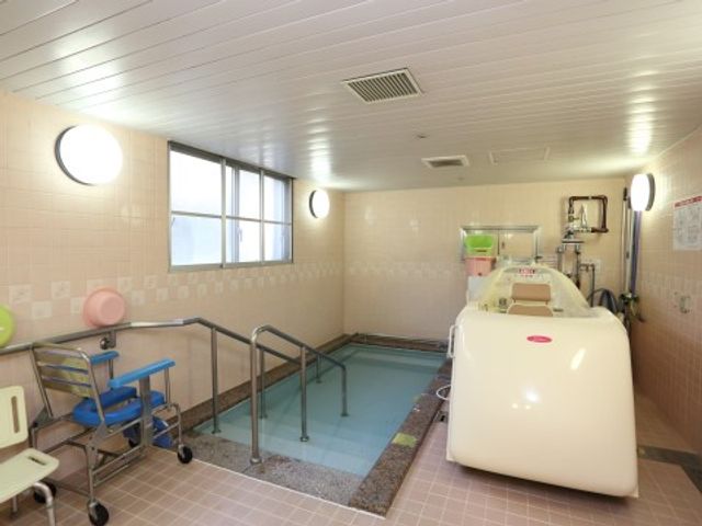 明るい介護施設の浴室 浴室 手すり付きで安全に配慮された浴室です。広々とした空間で快適な入浴ができる環境が整っています。