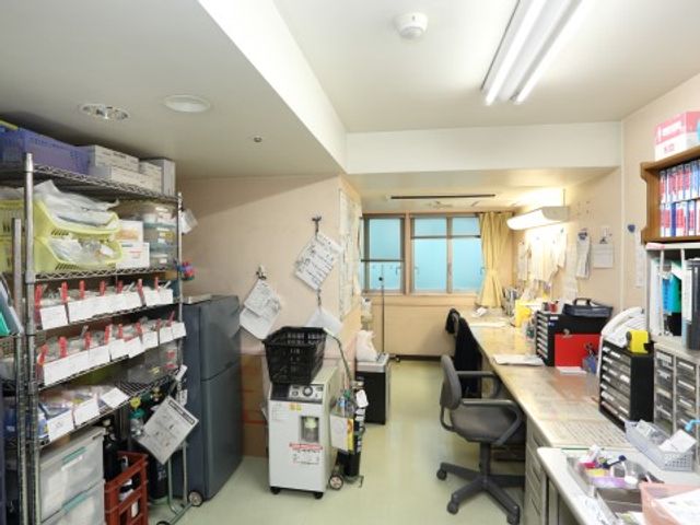 スタッフが働くオフィス風景 スタッフルーム 明るく整然としたオフィスで、スタッフの方々が円滑に業務をこなしています。サポート体制の整った環境です。