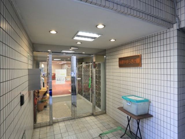 広々としたエントランス エントランス 開放的なエントランスからは、日々の活動が見渡せる設えとなっており、皆さんのコミュニケーションの場を提供しています。