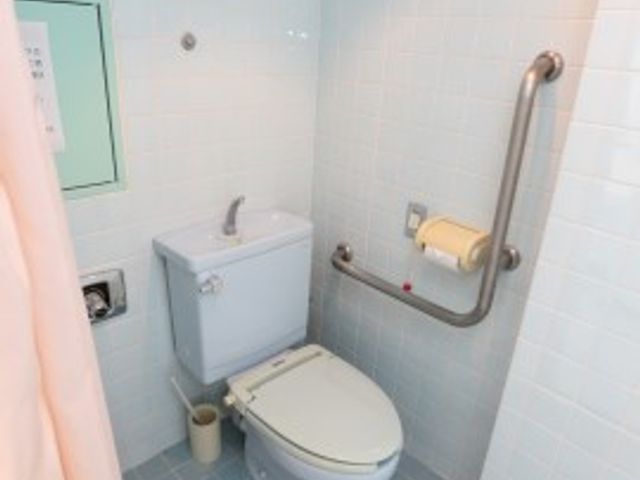 バリアフリー設計のトイレ トイレ 手すり付きの清潔感のあふれるトイレは、安全かつ快適にご利用いただけるよう配慮されています。