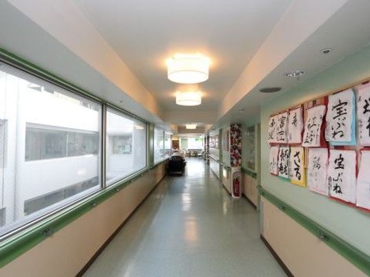 明るい廊下と掲示物