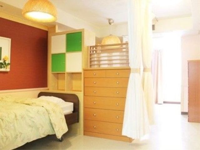快適な単身用居室 居室 暖かみのある色合いでコーディネートされた個人の空間です。ゆったりとした時間を過ごせるよう配慮されています。