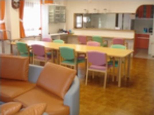 明るい施設のリビング