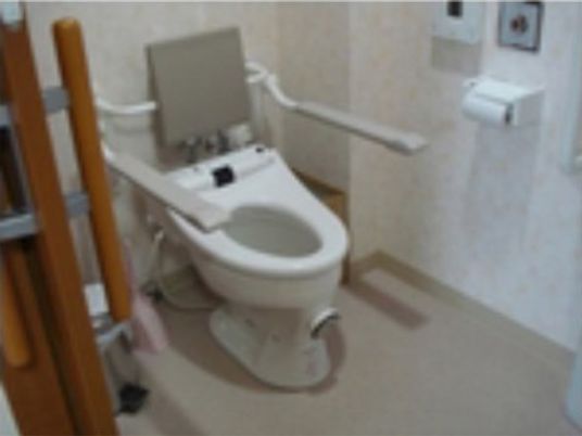 バリアフリー設計のトイレ